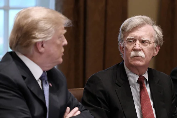 Trump'tan Bolton'a ''engelleme'' suçlaması