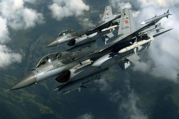 Türk F-16'ları Fırat'ın doğusunda uçtu