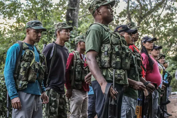 Venezuela'dan Kolombiya'ya 'paramiliter kamp' suçlaması
