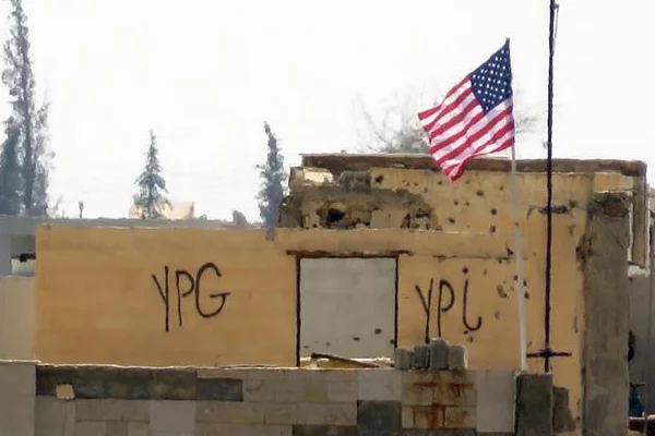 YPG/PKK bir bayrağı indirip diğerini astı