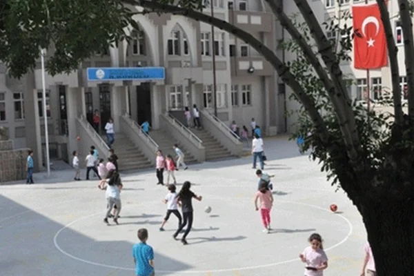 53 okulda eğitime 3 gün ara