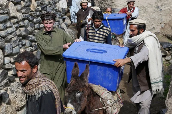 Afganistan'da adaylardan 'seçimi ben kazandım' açıklamaları