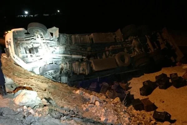 Antalya'da nar yüklü kamyon devrildi: 3 ölü
