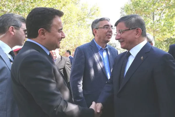 Babacan ve Davutoğlu cenazede buluştu!