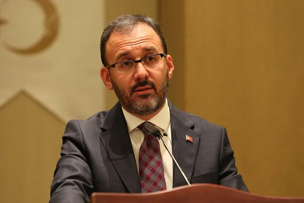 Bakan Kasapoğlu'ndan Şahika Ercümen'e tebrik