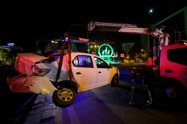 Başkentte otomobil servis aracıyla çarpıştı: 2 yaralı