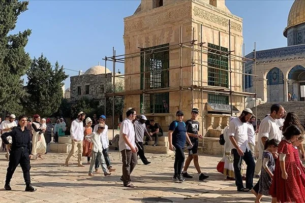 Bini aşkın fanatik Yahudi, Mescid-i Aksa'ya baskın yaptı
