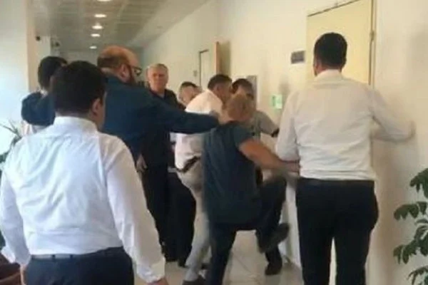 Bursa Belediye Başkanı yardımcı odasında rehin alındı