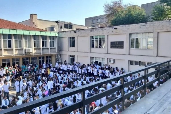 Çapa Diş Hekimliği binası tahliye ediliyor