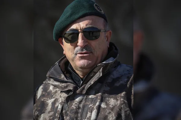 Çavuşoğlu'ndan askeri üniformalı fotoğraf
