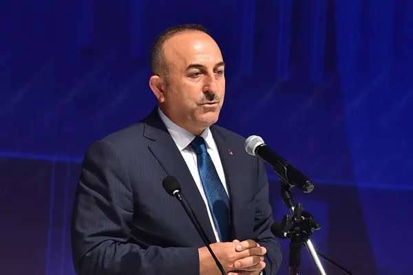 Çavuşoğlu'ndan Macron'a: Ayakları pislik içinde gömülüyken öten bir horoz gibi