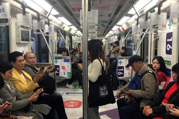 Çin metrolarına 'gayri medeni davranışlar' için yasak geliyor!