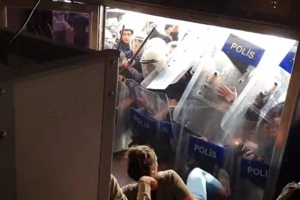 Diyarbakır'da HDP'liler polise saldırdı