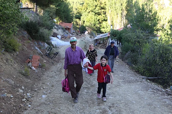 Eli öpülesi baba! Kızı okula gitsin diye 4 km'lik yol açtı