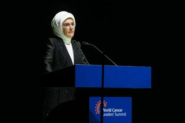 Emine Erdoğan: Doğru politikalarla kanser ölümlerinin yarısını önleyebiliriz