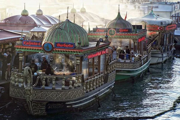 Eminönü'ndeki balık ekmek satan işyerleri boşaltılacak