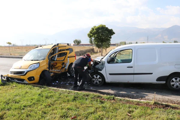 Erzincan'da polis aracıyla taksi çarpıştı: 3 yaralı