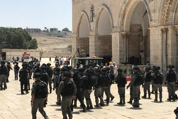 Fanatik Yahudiler, yine polis korumasında Mescid-i Aksa'yı bastı!