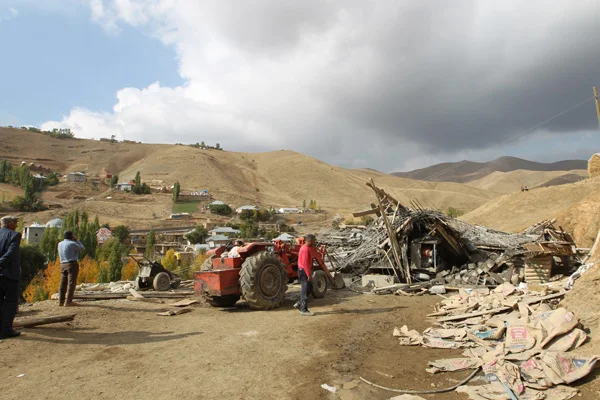 Hakkari'de inşaat çöktü: 7 yaralı