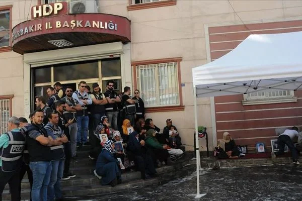 HDP'liler Diyarbakır annelerinin oturma eylemini engellemek istedi