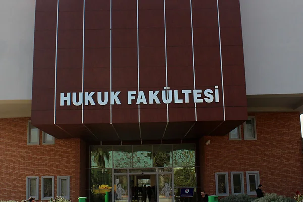 Hukuk fakültelerine girişte başarı sıralaması yukarı çekildi
