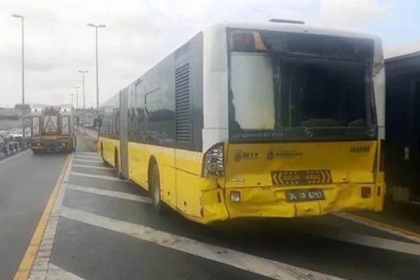 İki metrobüs çarpıştı: Yaralılar var
