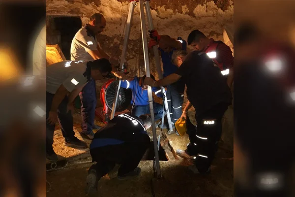 İneği kurtarmak isterken kuyuda can verdiler