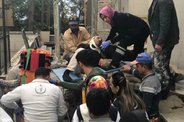 İnşaatta yük asansörü düştü: 3 yaralı