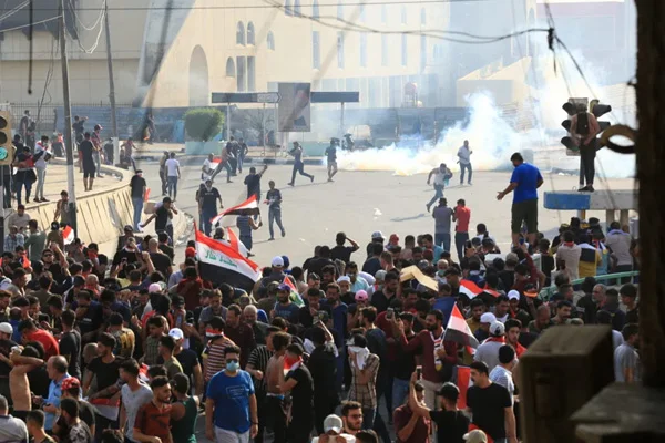 Irak'taki gösterilerde İran bayrağı yakıldı