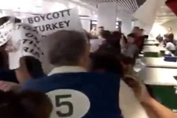İtalya'da terör örgütü yandaşları, THY gişesini işgal edip, Türklere saldırdı!