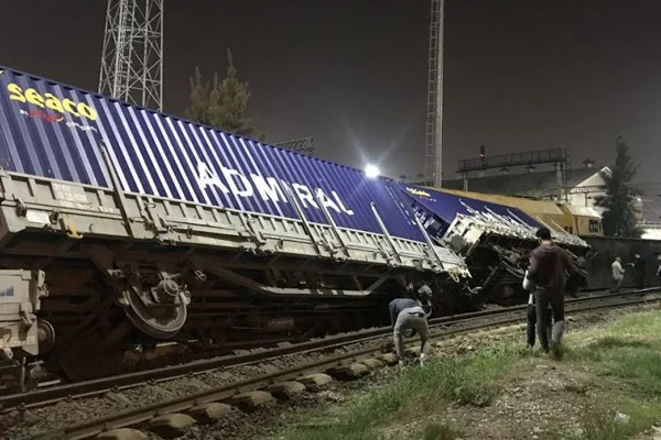 İzmir'de yük treni raydan çıktı