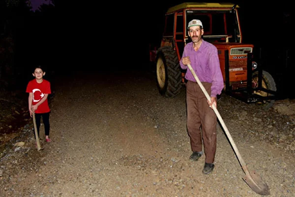 Kızı okula gitsin diye 4 KM yol açan babanın borçlarını valilik kapattı