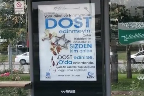 Konya'da 'Hıristiyanları ve Yahudileri dost edinmeyin' yazılı afişler kaldırıldı