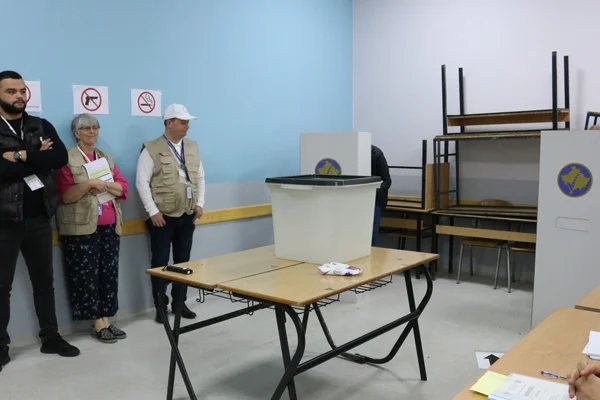 Kosova'da halk sandık başında