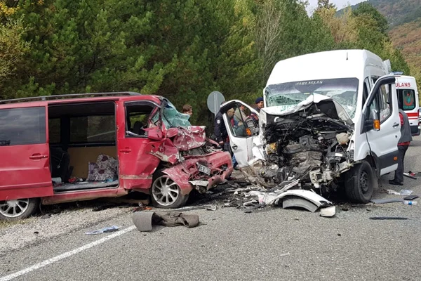 Kütahya'da iki minibüs çarpıştı: 1 ölü, 15 yaralı