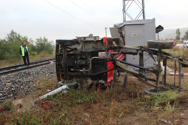 Kütahya'da yük treni kamyonete çarptı: 2 yaralı