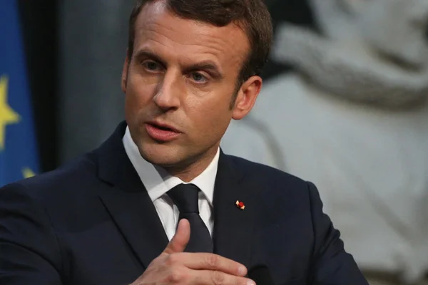Macron'a çağrı: Müslüman kadına yapılan saldırıyı kına