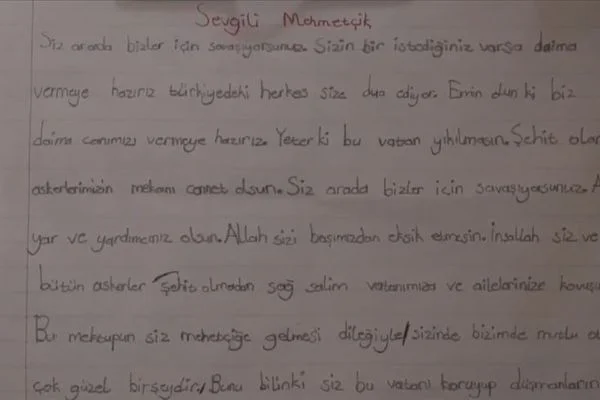 Mehmetçik öğrencilerin mektuplarıyla moral buluyor