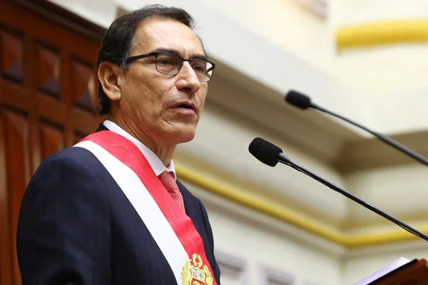 Peru'da Parlamento Devlet Başkanı'nı, Devlet Başkanı da Parlamento'yu feshetti