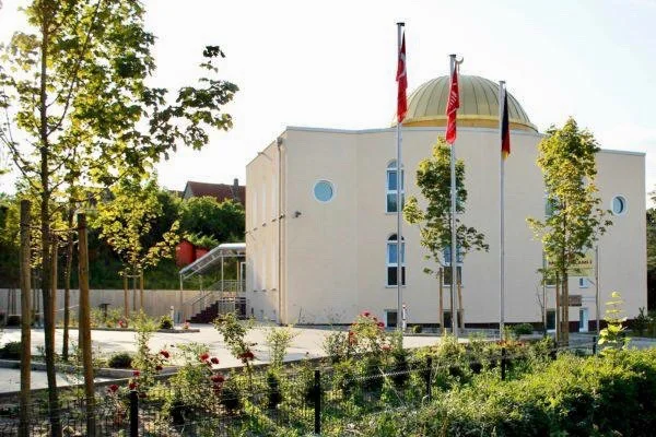 PKK yandaşları Almanya'da bir cami ve lokale saldırdı