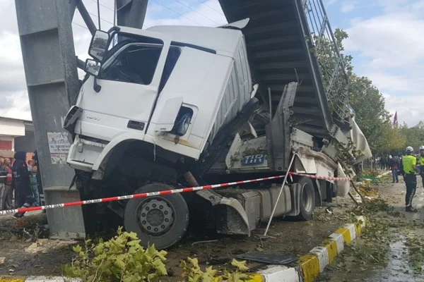 Sakarya'da tır otobüs durağına çarptı: 2 ölü, 3 yaralı
