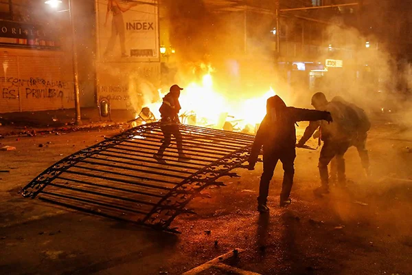 Şili'de tansiyon yüksek! Protestolarda süper market yakıldı: 3 ölü