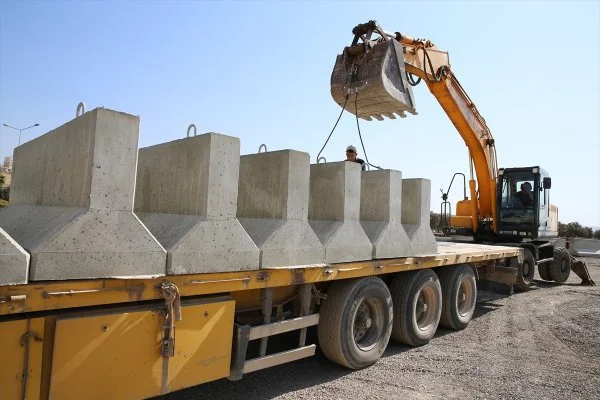 Sınır birliklerine beton blok gönderildi