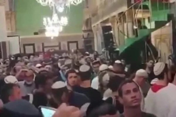 Siyonistler, El Halil'de Halilurrahman Camisini işgal edip ayin yaptı
