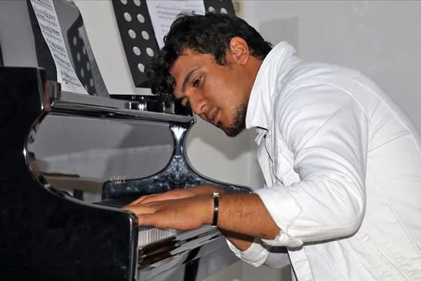 Sokağa terk edilse de 'parmakları'yla başarıya koştu