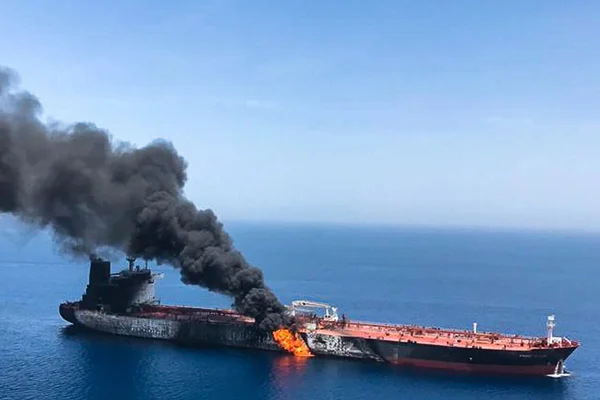 Tanker saldırıları fiyatları zorluyor fakat petrol piyasası hala fazlalık içinde