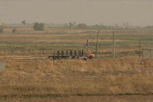 Terör örgütü YPG/PKK'dan sınır hattına beton blok sevkiyatı