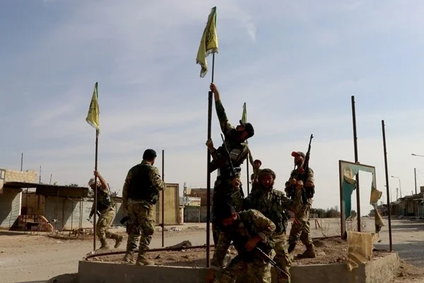 Terör örgütü YPG/PKK'nın paçavraları böyle indirildi