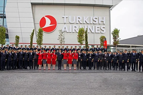 THY'nin pilot ve kabin memurlarından Mehmetçik'e asker selamı