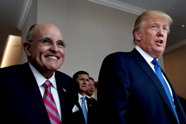 Trump, Gülen okullarının fonunu kesip kesemeyeceğini araştırdı